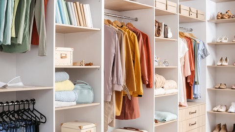 Ordentlich sortierter Kleiderschrank