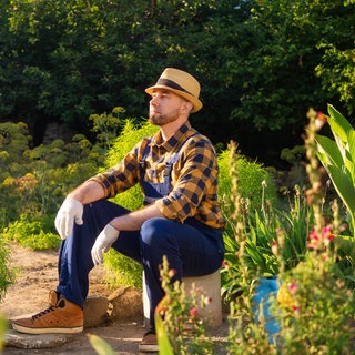 Mann entspannt im Garten