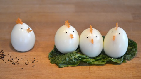 Eier zu Ostern als Deko, die wir kleine Küken aussehen