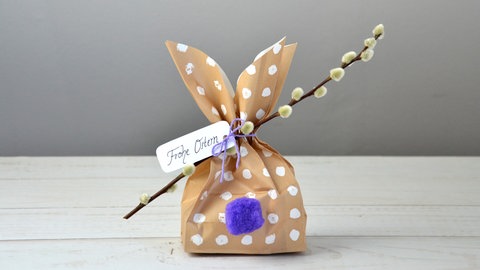 Kreative Geschenkverpackung zu Ostern, die aussieht wie ein kleiner Hase.