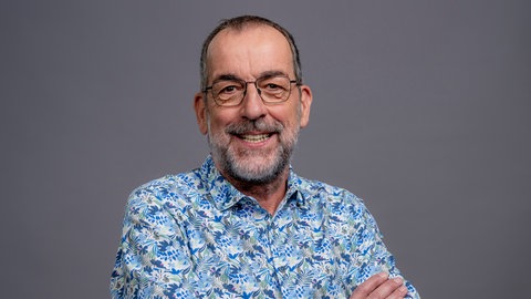 Porträt von SWR4 Experte Volker Kugel im blauen gemusterten Hemd