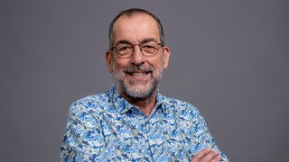 Porträt von SWR4 Experte Volker Kugel im blauen gemusterten Hemd