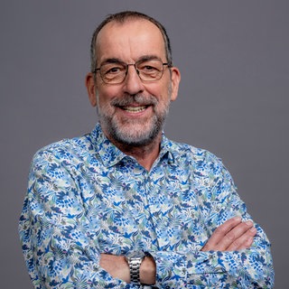 Porträt von SWR4 Experte Volker Kugel im blauen gemusterten Hemd