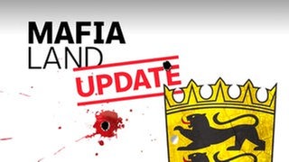 Das Wappen Baden-Württembergs mit roten Blutspritzern und dem Schriftzug MAFIA LAND mit dem Hinweis UPDATE - Grafik steht für den Podcast Mafia Land und die vor kurzem durchgeführten Razzien in Baden-Württemberg und Italien