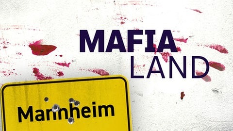 Weißer Hintergrund Blut beschmiert mit Schriftzug "MAFIA LAND" und dem Ortschild von Mannheim mit Einschüssen (Der SWR Podcast MAFIA LAND - Die deutsche Spur: Staffel 2 in ARD Sounds)