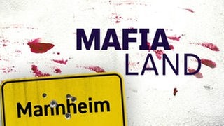 Weißer Hintergrund Blut beschmiert mit Schriftzug "MAFIA LAND" und dem Ortschild von Mannheim mit Einschüssen (Der SWR Podcast MAFIA LAND - Die deutsche Spur: Staffel 2 in ARD Sounds)