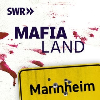 Weißer Hintergrund Blut beschmiert mit Schriftzug "MAFIA LAND" und dem Ortschild von Mannheim mit Einschüssen (Der SWR Podcast MAFIA LAND - Die deutsche Spur: Staffel 2 in ARD Sounds)