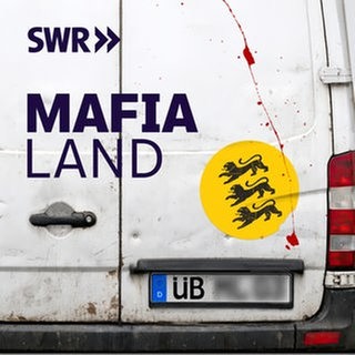 "Mafia Land" als Schriftzug mit SWR Logo auf der Rückseite eines Transporters mit dem Kennzeichen ÜB und einem Baden-Württemberg Aufkleber 