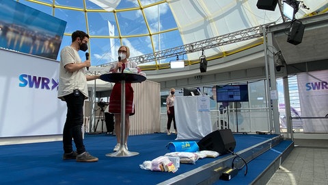 Frauenärztin Viktoria Stelzer zu Gast im Gläsernen Studio auf dem Maimarkt in Mannheim. Sie packt Geburtstaschen für Schwangere Ukrainerinnen. Sie sollen trotz des Krieges sicher gebären können.