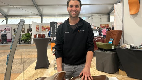 Sattler Denis Waskey auf dem Maimarkt