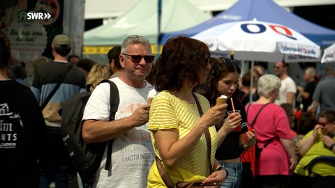 Besucher auf dem Maimarkt am 1. Mai - sommerlich war's