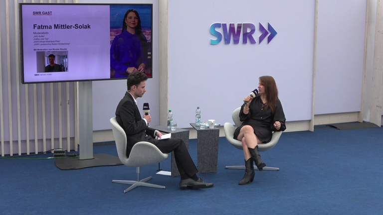 Fatma Mittler-Solak auf der Bühne im Gläsernen Studio