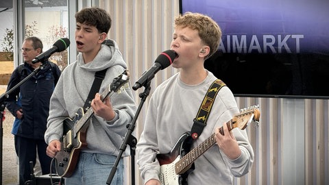 Die Band De Breaks auf der Bühne im Gläsernen Studio auf dem Maimarkt