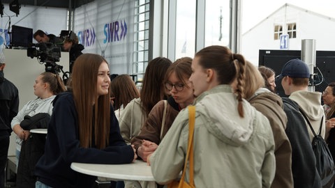 Schüler und Schülerinnnen vor der Maimarktbühne