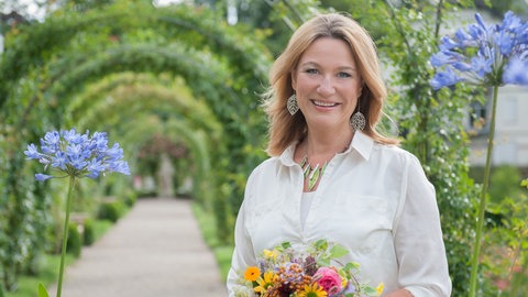 Heike Boomgaarden, die Gartenexpertin im SWR, schaut freundlich in die Kamera