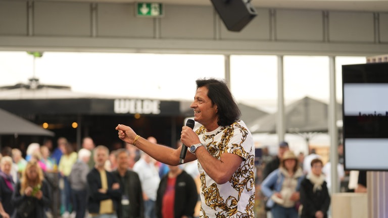 Der griechische Schlagersänger Janis Nikos geht ab auf der SWR-Bühne auf dem Mannheimer Maimarkt