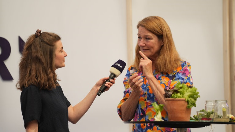 SWR-Gartenexpertin Heike Boomgarden (rechts) auf der Bühne im Gläsernen Studio in Mannheim im Gespräch mit Moderatorin Klara Hofmann