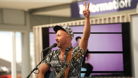 Sänger Cris Cosmo auf der Bühne auf dem Maimarkt