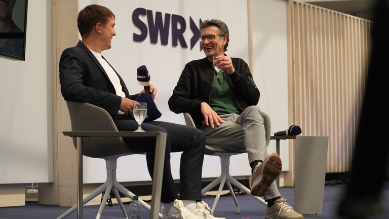 SWR 3-Moderator Kristian Thees zu Besuch im SWR Studio auf dem Maimarkt - er plauderte auch über seinen Podcast "Wie war dein Tag, Liebling?" mit Anke Engelke
