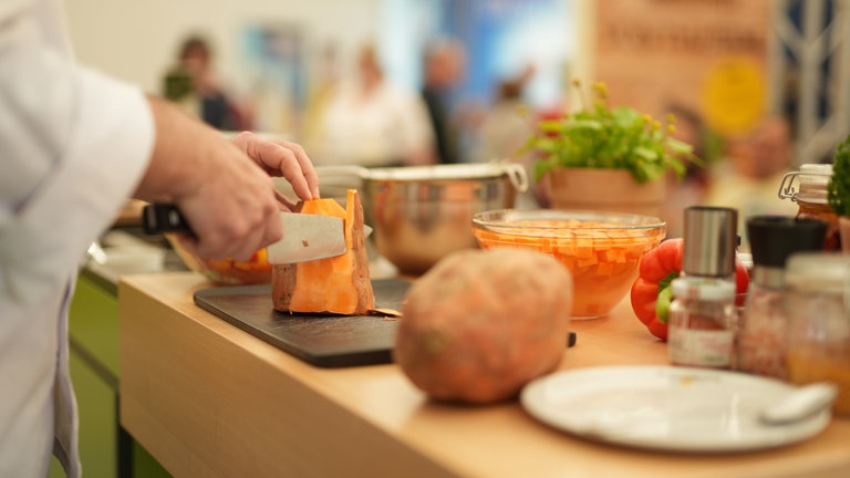 In Halle 41 hat SWR1-Pfännlekoch Eberhard Braun am Montag live vor Publikum einen Süßkartoffelsalat zubereitet.