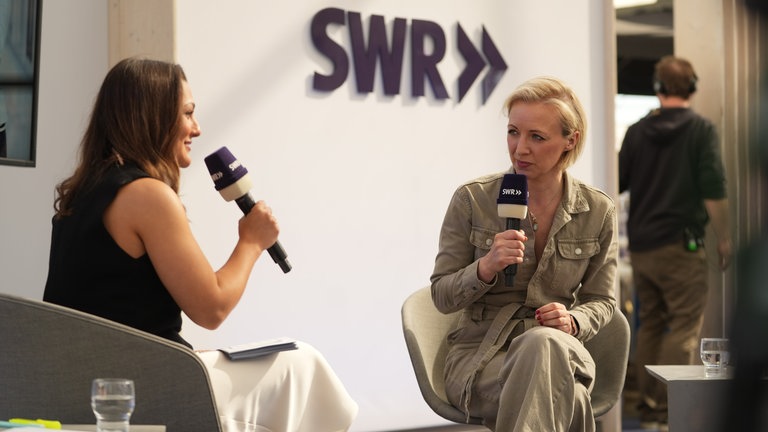 Anna Lena Dörr und Giuseppa Maria Spatola sitzen auf der Bühne und sprechen