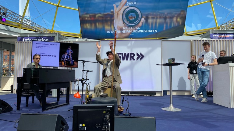 Zwei Musiker auf der Bühne im Gläsernen Studio.