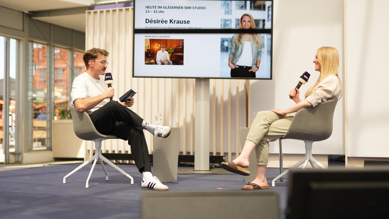 Im Interview mit Luka-Andreas Robič spricht Désirée Krause über ihren Job als SWR Sportmoderatorin. 