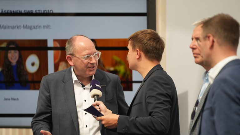 Mannheims Oberbürgermeister Christian Specht auf der Bühne mit Maximilian Springer beim Bürgermeisterrundgang auf dem Maimarkt