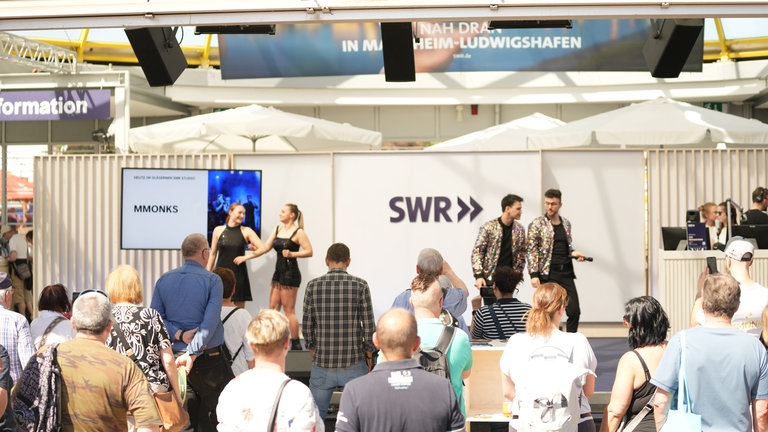 Die Musikgruppe MMONKS begeistert im Gläsernen Studio mit Musicalhits zum Mitsingen