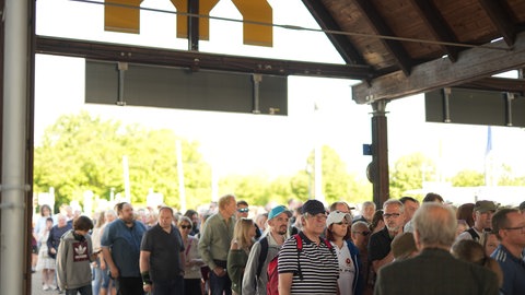 Besucher vor Eingang auf dem Maimarkt.