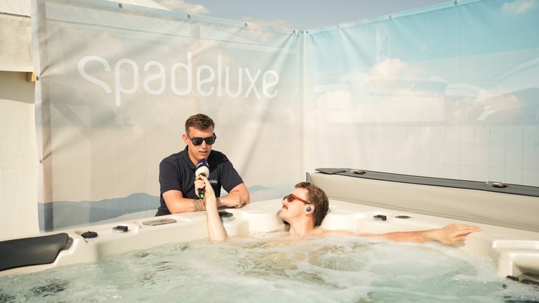 Reporter Luka Robic in der Live-Schalte mit Benedikt vom Whirpool-Stand.