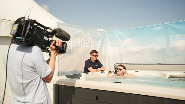 Reporter Luka Robic in der Live-Schalte mit Benedikt vom Whirpool-Stand.