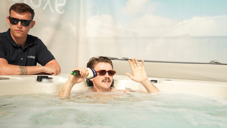 Reporter Luka Robic in der Live-Schalte mit Benedikt vom Whirpool-Stand.