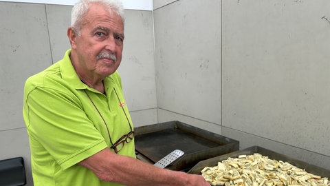 Ralf Edinger vor Maultaschen-Grill auf dem Maimarkt