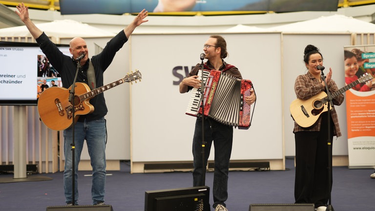 Auf der SWR-Bühne des Mannheimer Maimarkts: Jörg Schreiner und seine Band