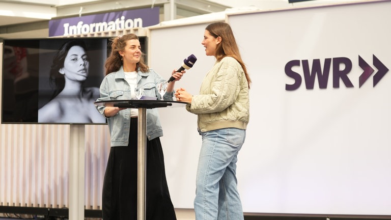 Céline Denefleh ist Plus Size Model und spricht auf dem Maimarkt in Mannheim über ihren Job und ihren erfolgreichen Instagram-Account.