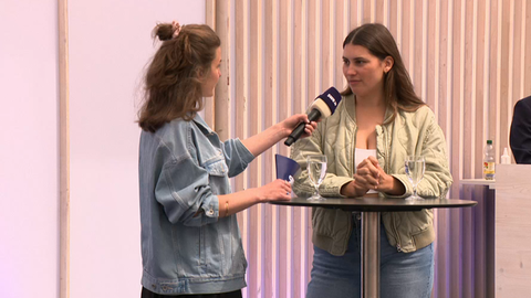 Plus-Size-Model Céline Denefleh (rechts) und Reporterin Klara (links) über Frauen, Kleidergrößen und ihre Heimatstadt Mannheim.