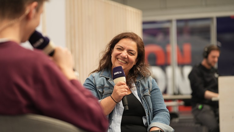 SWR3 Moderatorin Anneta Politi im Talk auf dem Mannheimer Maimarkt im Gläsernen Studio des SWR.