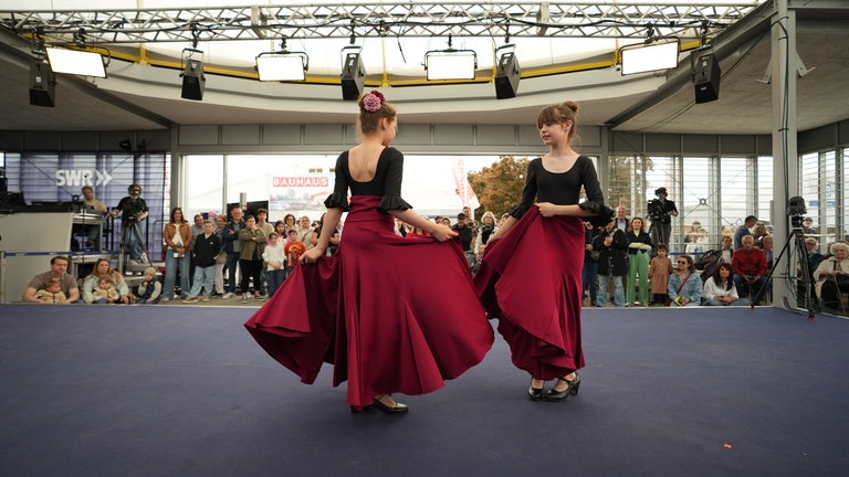 Flamencotänzerinnen aus Mannheim auf der SWR-Bühne im Gläsernen Studio auf dem Maimarkt