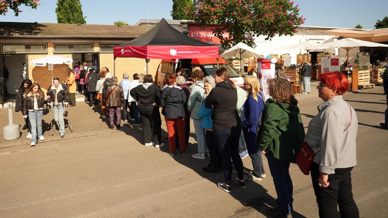 Geduld brauchen die Besucher auf dem Mannheimer Maimarkt vor allem an einem Ort: Vor den Toiletten - die Kloschlange bei der Frauen.