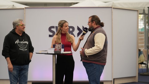 Krimiautor Klaus Maria Dechant und Reporterin Judith Hartmann