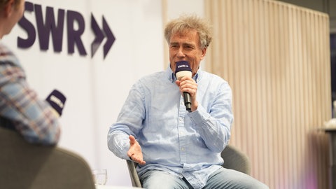 SWR1-Redakteur Hanns Lohmann aus Rheinland-Pfalz im Gespräch auf dem Mannheimer Maimarkt.