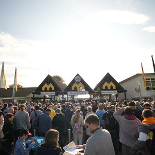 Besucherinnen und Besucher strömen auf das Maimarktgelände