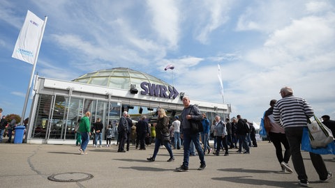 Der SWR auf dem Mannheimer Maimarkt: Jeden Tag gibt es abwechslungsreiches Programm auf der Bühne im Gläsernen Studio.