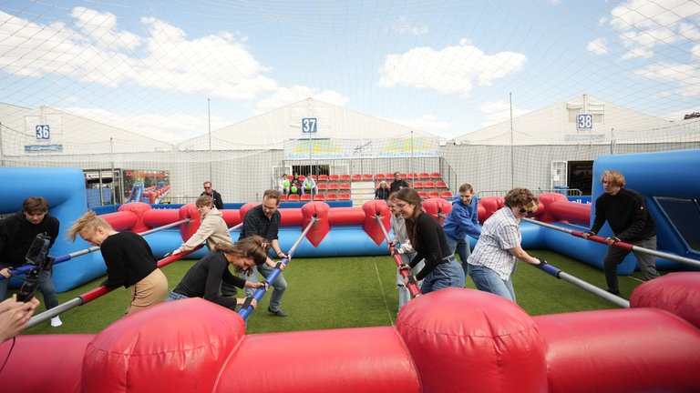 Das SWR-Team beim Menschen-Kicker auf dem Mannheimer Maimarkt