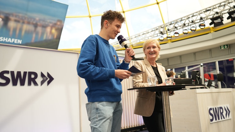 SWR-Programmdirektorin Stefanie Schneider im Gespräch mit Jakob Sax auf der Bühne im Gläsernen Studio.