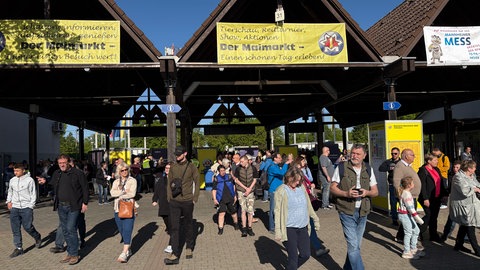 Der Maimarkt ist eröffnet: Die ersten Besucher strömen auf das Maimarkt-Gelände am Samstag (25. April).
