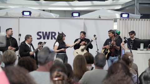 Die Gipsy Kings im SWR-Interview live auf dem Mannheimer Maimarkt.