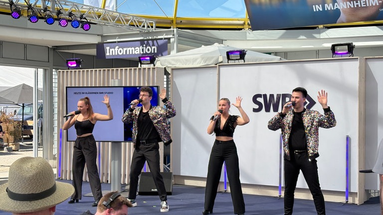 Die Musical-Band MMONKS performt auf der SWR-Maimarktbühne in Mannheim.