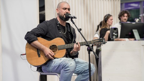 Musiker ZiO WiNTZ auf der SWR-Maimarkt-Bühne